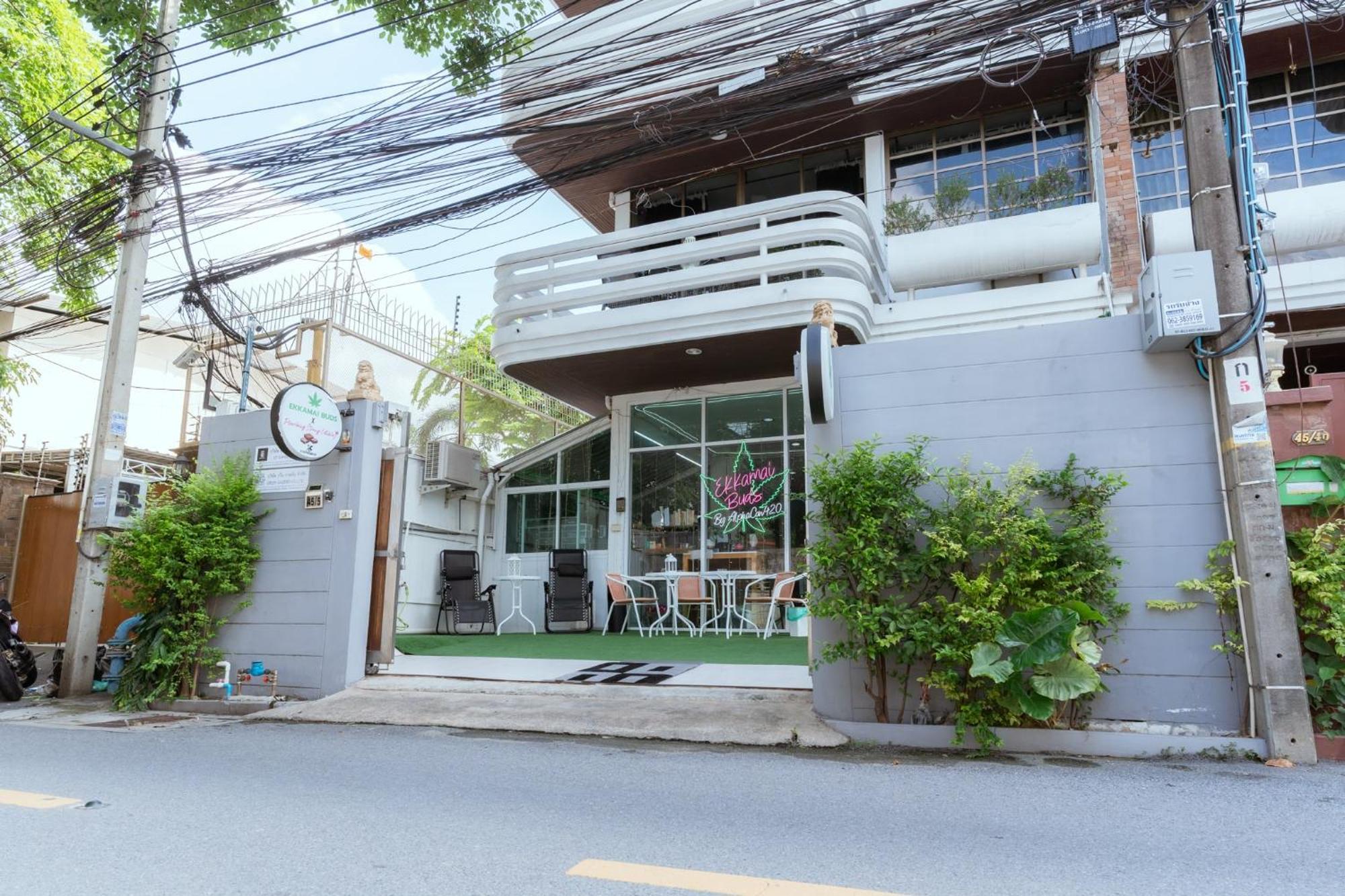 420 Hostel - Ekkamai Buds & Beds Bangkok Extérieur photo